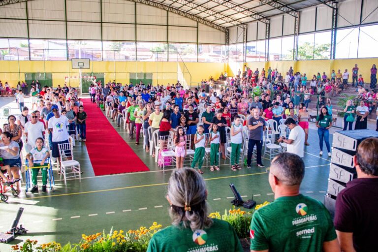 Uniformes e kits escolares começam a ser distribuídos aos mais de 50 mil estudantes da rede municipal de ensino de Parauapebas